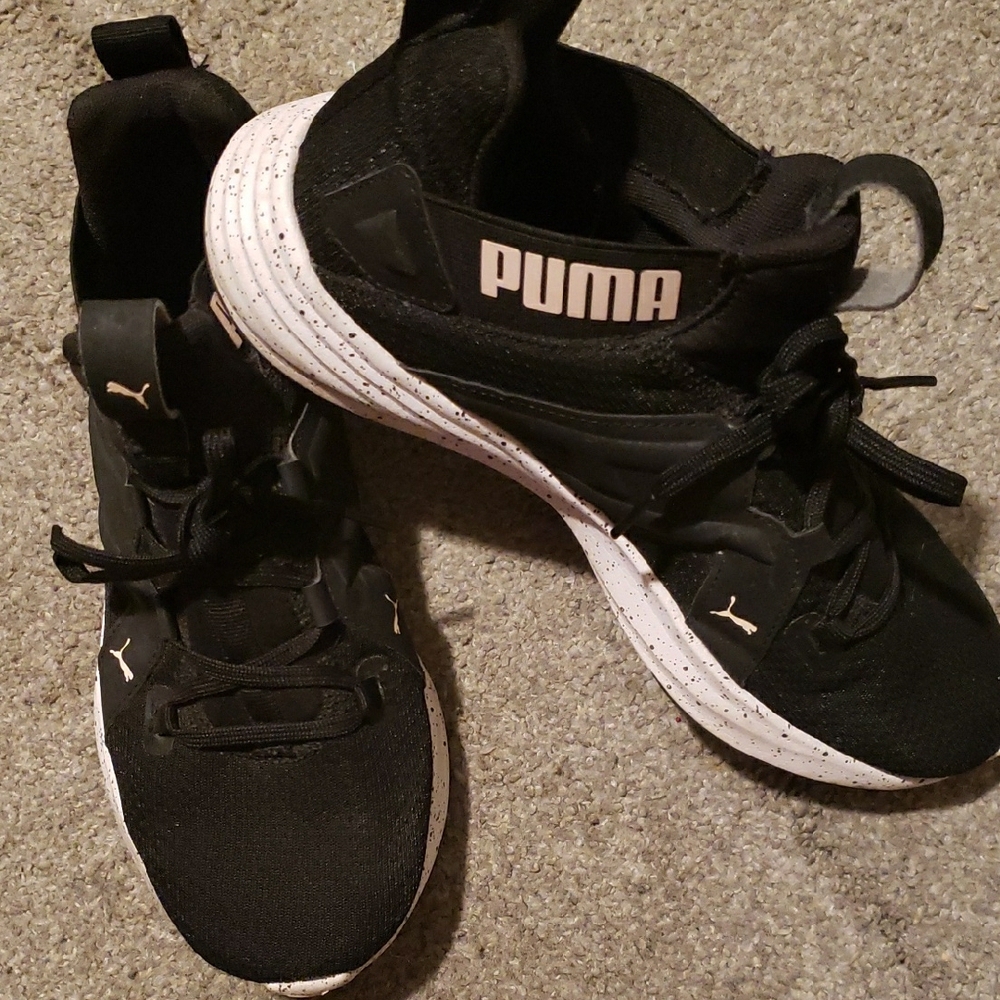 Puma | Women's Black Sneakers with White Accents Size 7.5